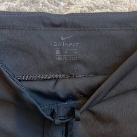 Nike Dry Fit shorts with pockets - Picture 2 of 5
